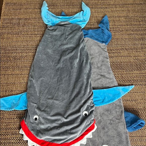 Shark Design Kids Blanket - Gray and Blue - Picture 3 of 6